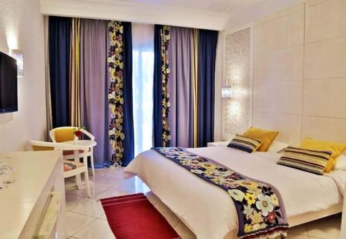 sypialnia z dużym łóżkiem w pokoju w obiekcie Hotel Dar El Olf w Hammamet