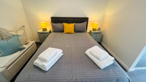 מיטה או מיטות בחדר ב-Bedroom Available Near Heathrow Airport