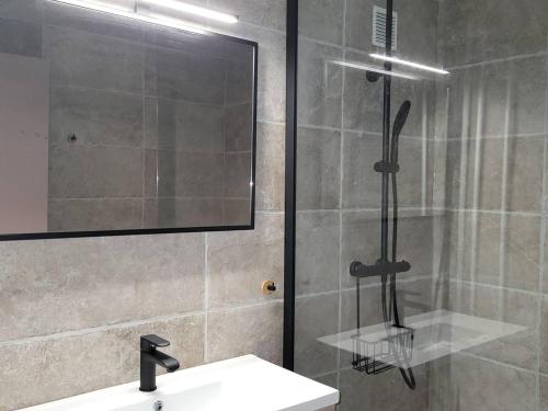 une salle de bain avec une douche avec un lavabo et un miroir dans l'établissement Appartement rénové 2 pièces 6 pers. Les Orres - FR-1-322-143, aux Orres