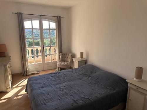 ein Schlafzimmer mit einem Bett und einem großen Fenster in der Unterkunft Maison avec Piscine Privée, Climatisation et Vue Mer - FR-1-768-69 in Saint-Peïre-sur-Mer