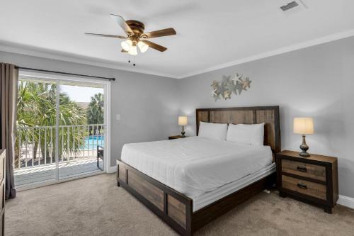 - une chambre avec un lit, un ventilateur de plafond et une fenêtre dans l'établissement Summerhouse Townhomes #27, à Destin