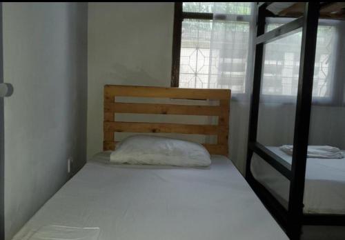 The Nest Haven Hostel في دار السلام: غرفة نوم مع سرير بطابقين ونافذة