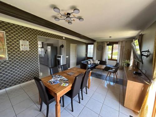une salle à manger et un salon avec une table et des chaises dans l'établissement Sereine d'Argouges, à Bayeux