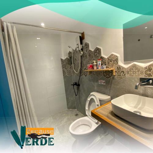 プエルト・ガレラにあるBecause Verde Resortのバスルーム(白いトイレ、シンク付)