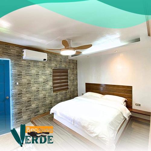 プエルト・ガレラにあるBecause Verde Resortのベッドルーム1室(ベッド1台、シーリングファン付)