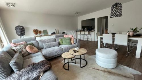 uma sala de estar com um sofá e uma mesa em Castel aan zee em Koksijde