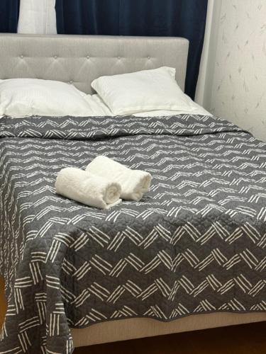 Una cama con dos toallas encima. en Real deal apartments Tampere en Tampere