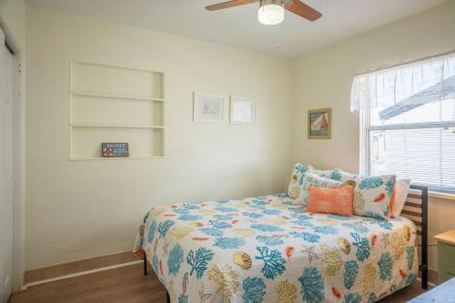 1 dormitorio con 1 cama y ventilador de techo en C7-Dolphin, en St Pete Beach