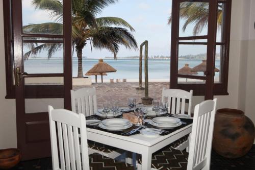 stół jadalny z widokiem na plażę w obiekcie CFM Sociedade Turística Bilene Resort w mieście Vila Praia Do Bilene