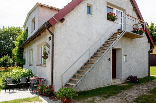 una casa con una escalera en el lateral de ella en Apartament Mrągowo en Mrągowo