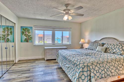 een slaapkamer met een bed en een plafondventilator bij Land's End 4-406 Bay Front in St Pete Beach