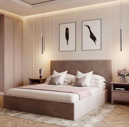 1 dormitorio con 1 cama grande con pájaros en la pared en Prime Airport Hotels With Free Shuttle Service, en Arnavutköy