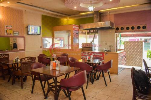 una sala da pranzo con tavoli e sedie in un ristorante di Kericho Pride Hotel a Kericho