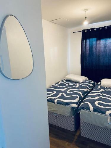 Katil atau katil-katil dalam bilik di Bally, 2 Bed Flat, by Grays Station