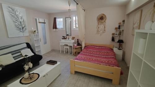 une chambre avec un lit et un bureau dans l'établissement Appartement entre mer et gardiole, à Frontignan