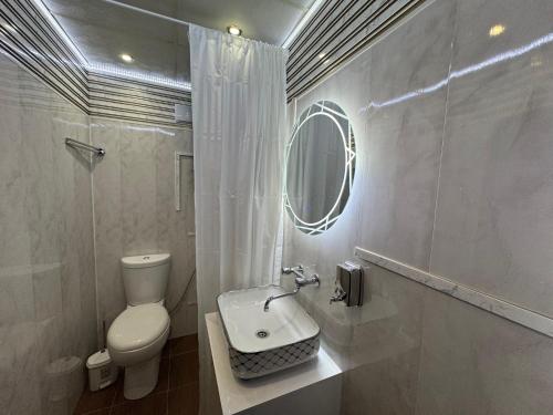uma casa de banho com um WC, um lavatório e um espelho. em Mini Hotel-Bohemi em Plovdiv
