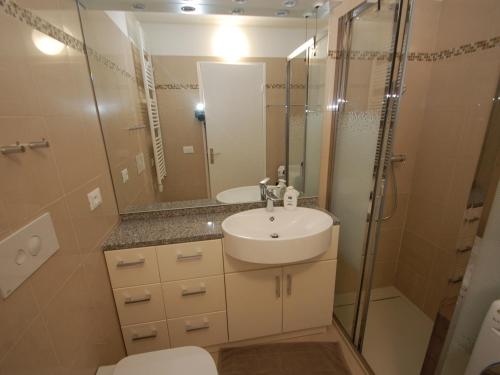 W łazience znajduje się umywalka, prysznic i toaleta. w obiekcie Appartement Menton, 2 pièces, 4 personnes - FR-1-196-239 w Mentonie