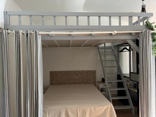מיטה או מיטות קומותיים בחדר ב-La Port-Gentillaise