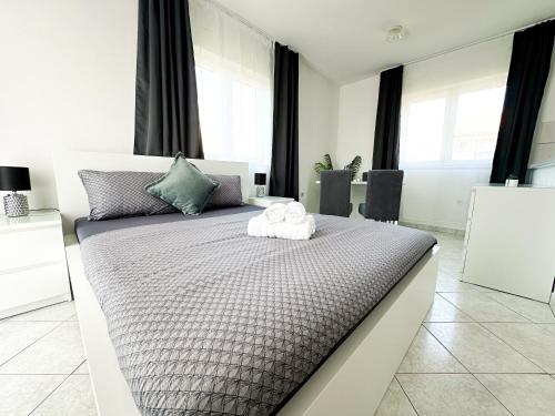 una camera da letto con un letto grande in una stanza con finestre di Sunside Apartments a Pola (Pula)