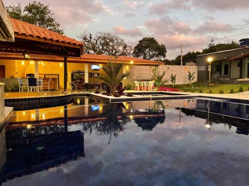 uma piscina em frente a uma casa em Chácara piscinas incríveis, próximo a são paulo. em Mairinque