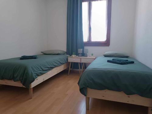 deux lits jumeaux dans une chambre avec fenêtre dans l'établissement Appartement Cosy proche Gare TGV et Centre ville., à Avignon