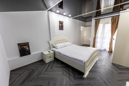 sypialnia z dużym łóżkiem w pokoju w obiekcie Jacuzzi & luxury house w Jassach
