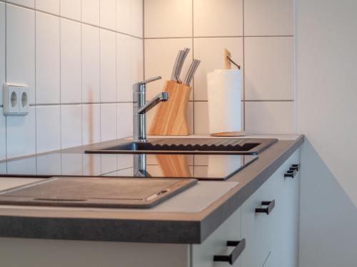 eine Küchentheke mit einer Spüle und einem Tablet in der Unterkunft Kappel-Suite - Zentral - Messe - Mobiles Arbeiten - Nespresso - Smart TV in Chemnitz