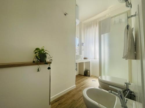 un bagno bianco con lavandino e WC di Casa Karina a Battipaglia