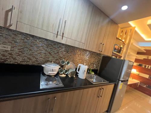 Kitchen o kitchenette sa 1br Shore Residences Staycation at Royels Place