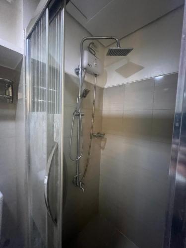 uma casa de banho com uma cabeça de chuveiro em 1br Shore Residences Staycation at Royels Place em Manila