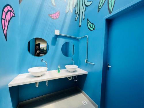 Baño azul con 2 lavabos y espejo en UP2! HostelBAR CUMBUCO en Cumbuco