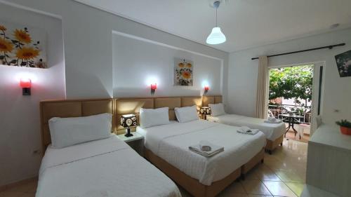Habitación de hotel con 2 camas y balcón en Hotel Ceko, en Sarandë