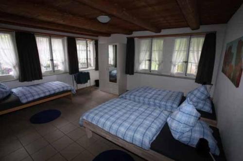 1 dormitorio con 2 camas y ventanas en Ferienwohnung Dürrenroth, en Dürrenroth