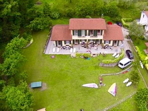 eine Luftansicht eines Hauses mit Hof in der Unterkunft Ferienhaus in Onno mit Grill, Terrasse und Garten in Onno