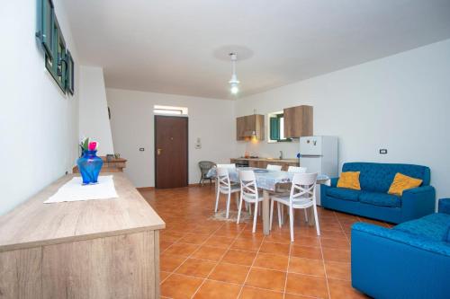 een woonkamer met een blauwe bank en een tafel bij La Dolce Vita in Camerota