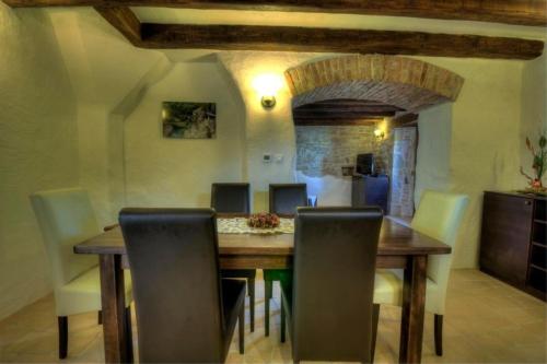 - une salle à manger avec une table et des chaises en bois dans l'établissement Ferienhaus in Kotli mit Grill, Garten und gemeinschaftlichem Pool, à Kotli