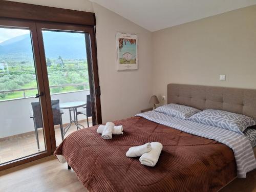 sypialnia z łóżkiem z dwoma ręcznikami w obiekcie Luxury suite with sea and Olympus view w mieście Leptokaria