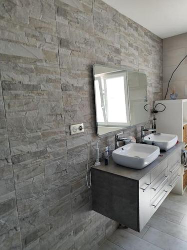 une salle de bain avec un lavabo et un miroir dans l'établissement Maison avec piscine proche plage, à Six-Fours-les-Plages