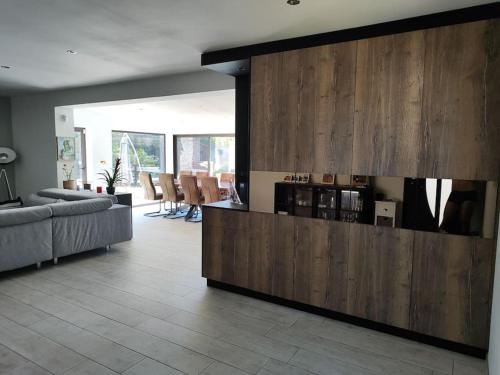 - un salon avec un grand centre de divertissement en bois dans l'établissement Maison avec piscine proche plage, à Six-Fours-les-Plages