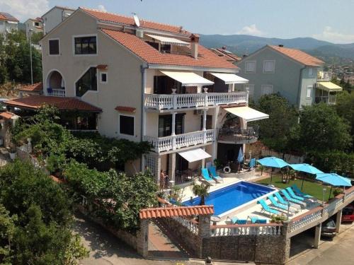 una grande casa con piscina e un resort di Neues Haus mit modern eingerichteten Apartemanten und Swimmingpool a Novi Vinodolski