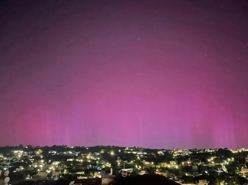 una vista de una ciudad por la noche con un cielo púrpura en Sunnyhouse, en Santa Margherita Ligure