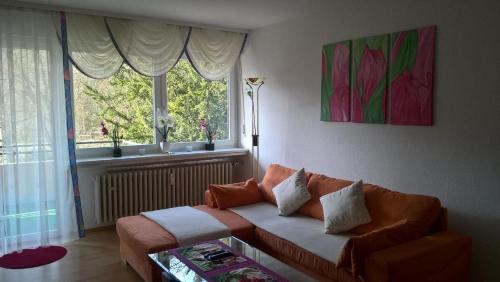 sala de estar con sofá y ventana en Wohnung in Bad Kissingen, en Bad Kissingen