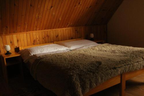 ein Bett mit zwei weißen Kissen in einem Schlafzimmer in der Unterkunft Chata Donovaly Bully 242/B in Donovaly