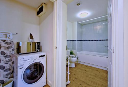 a washing machine in a bathroom with a microwave at Ingledale Apartment, Ingleton, Yorkshire Dales National Park, Famous Three Peaks, Near The Lake District, Pets Are Welcome in Ingleton 