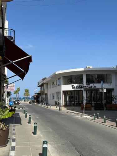 een lege straat in een stad met een gebouw bij Fantastic Apartment 163 in Finikoudes in Larnaka