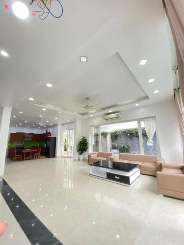 uma grande sala de estar com um sofá e uma mesa em Villa Sao Biển SB14 FLC Sầm Sơn em Sam Son