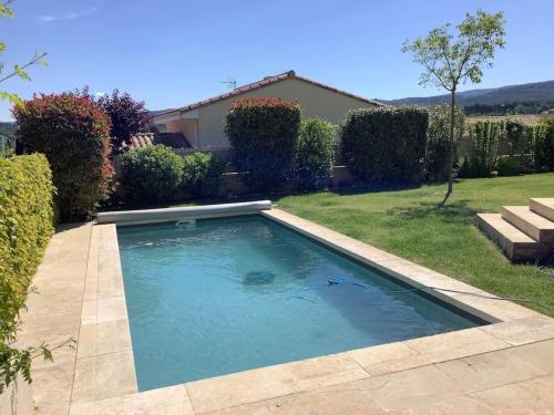 une piscine dans l'arrière-cour d'une maison dans l'établissement PERNO LI FONT villa contemporaine avec piscine, à Pernes-les-Fontaines