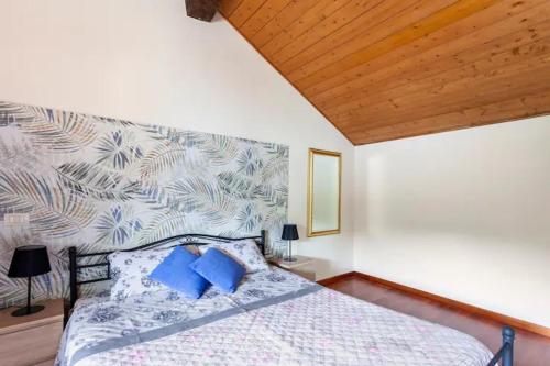 Un dormitorio con una cama con almohadas azules. en Rifugio sul Lago di Lugano a Porto Ceresio en Porto Ceresio