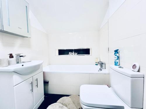 Charming London Home, Opp Arnos Grove Underground Station tesisinde bir banyo