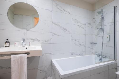 Koupelna v ubytování Cit'Hotel Logis De Brou, Bourg en Bresse